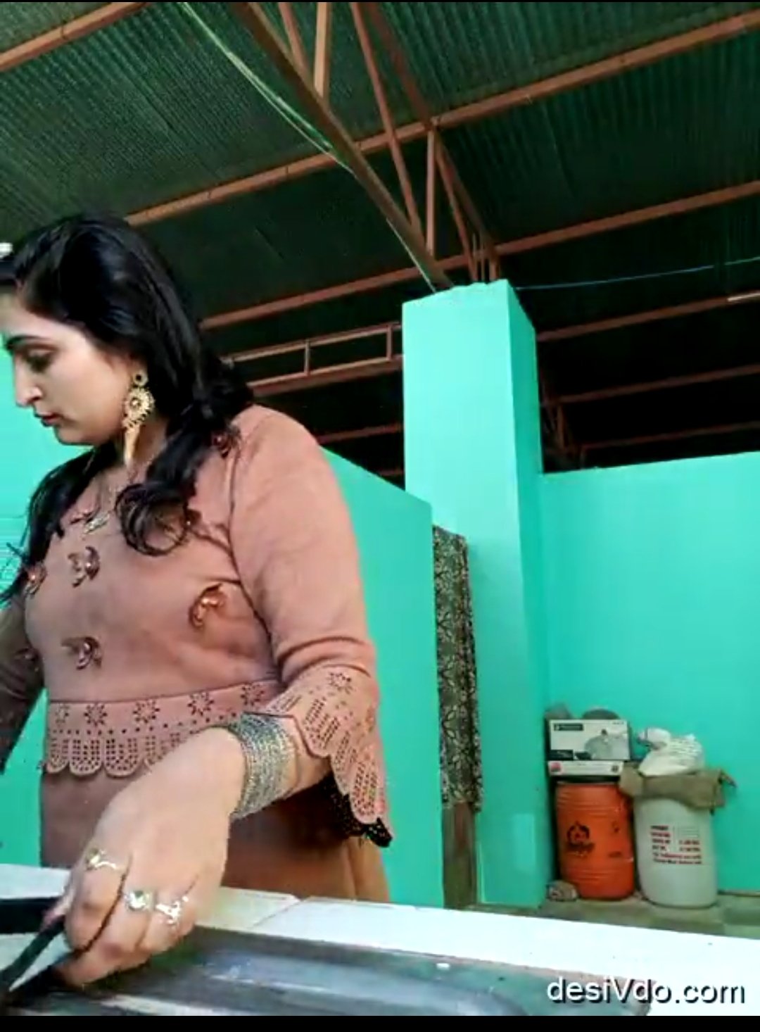DESI BEAUTIFUL BHABHI SHOWING BOOBS