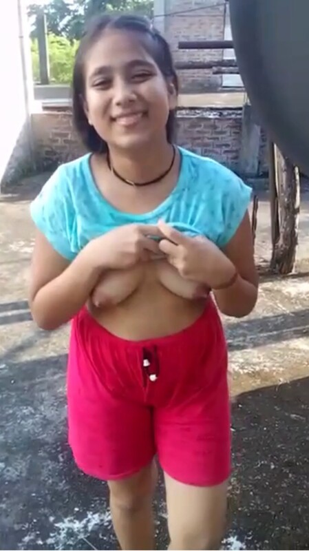 Desi Gf Outdoor Showing Boobs