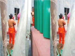 Desi Girl outdoor Bathing Spy Video