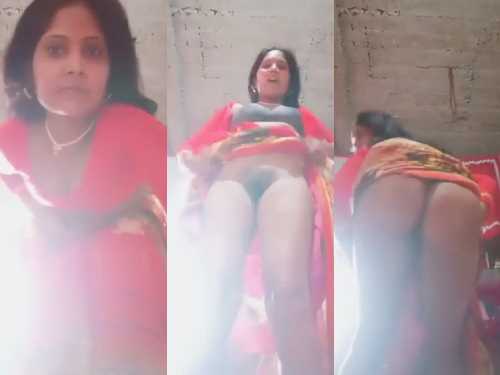 Dehati Bhabhi Showing Her Round Ass And Hairy Pussy