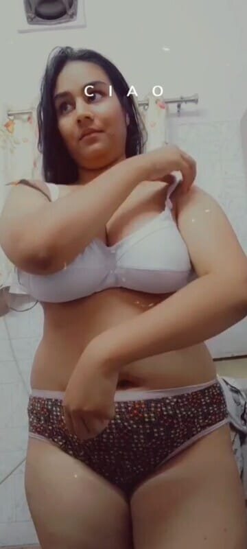 Big Boobs Bengoli Chubby Girl Showing Her Big Melons