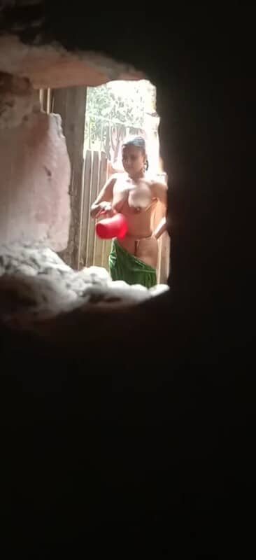 Village Bhabhi Outdoor Nude Bathing Captured