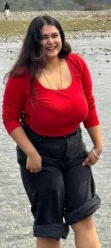 Chubby Girl Nude Bathing Showing Curvy Ass