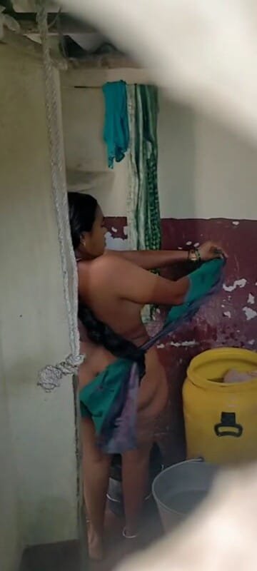 Tamil Big Ass Milf Nude Bathing 2