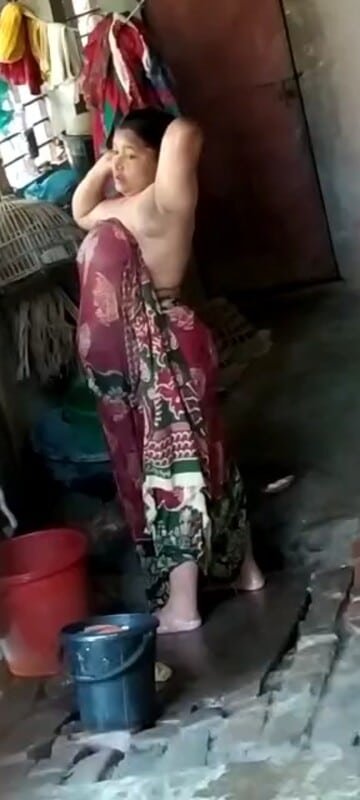 Nepali Milf Chubby Mom Nude Bathing