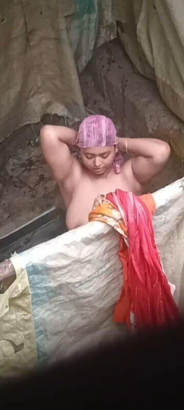 Bangladeshi Milk Tanker Bhabhi Outdoor Nude Bathing