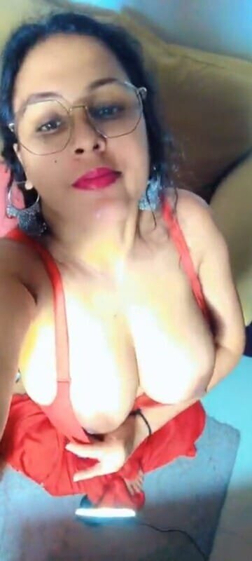 Bhabhi Showing Her Big Milky Boobs