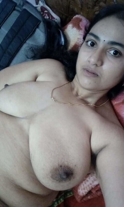 Mallu Bhabhi Showing Her Big Shaggy Boobs