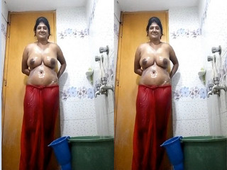 Desi Aunty Nude Bathing Showing Big Boobs And Sexy Belly