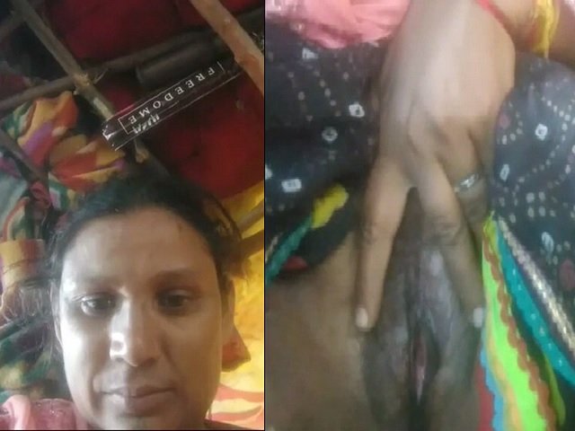 Mature Rajasthani Randi Spreading Her Hairy Wet Pussy Lips