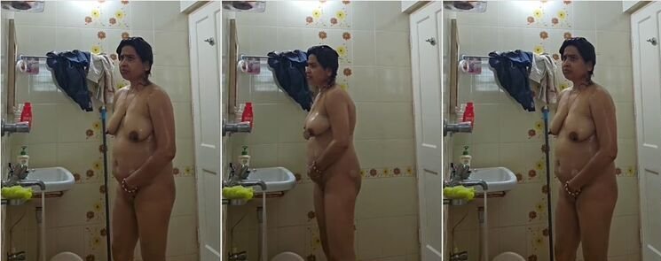 Sexy Milf Aunty Nude Bathing And Recording For Lover